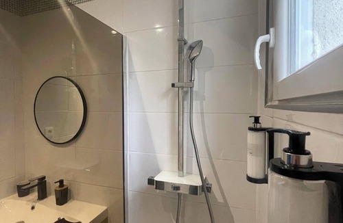 Melun House | Holiday Home 'La Casa De Lové Suite Jacuzzi' with Private Garden and Wi-Fi
