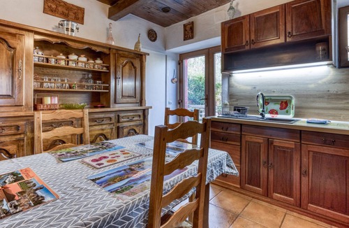 Le Bosc House | Holiday Home "La Maison D'Abel" with Private Terrace, Private Garden and Wi-Fi