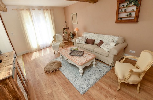 Verneuil House | Holiday Home 'Le Clos Des Voisins' with Private Terrace, Private Garden and Wi-Fi