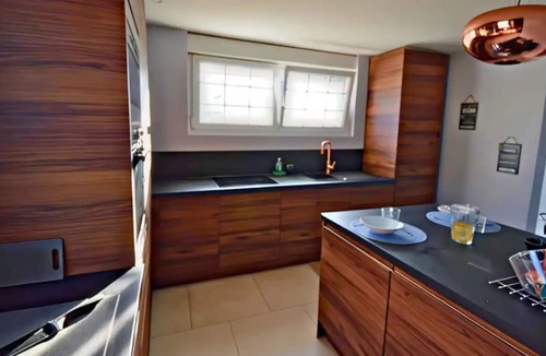 Amblainville House | Holiday Home 'Maison Champêtre Proche De Paris' with Shared Terrace and Wi-Fi
