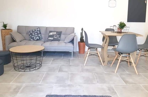 Sainte-Genevieve-les-Gasny Apartment | Homerez - Apartement for 3 ppl. with garden at Sainte-Geneviève-lès-Gasny