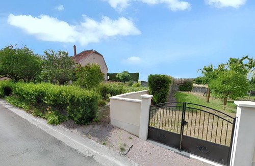Echalot House | Homerez - Charming house in Échalot with private parking included