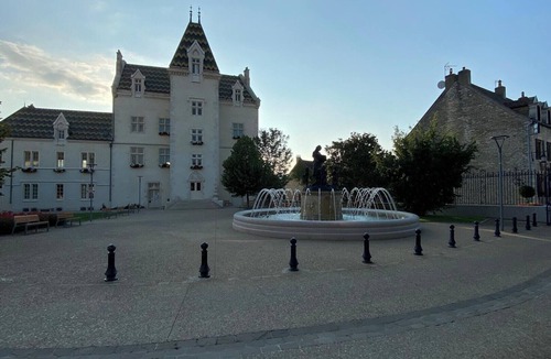 Meursault House | Homerez - Elegant house in Meursault with fenced garden and fireplace