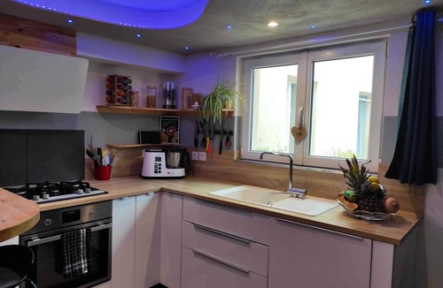 Dreux House | Homerez - House Dreux, private parking