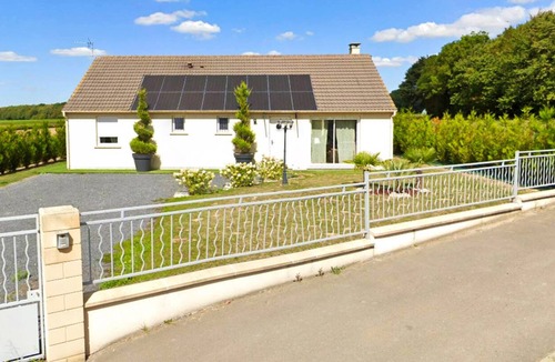 Fretoy-le-Chateau House | Homerez - House for 7 ppl. with jacuzzi, garden and terrace at Frétoy-le-Château