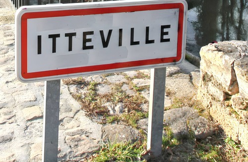Itteville House | Homerez - House with garden in Itteville and garden views