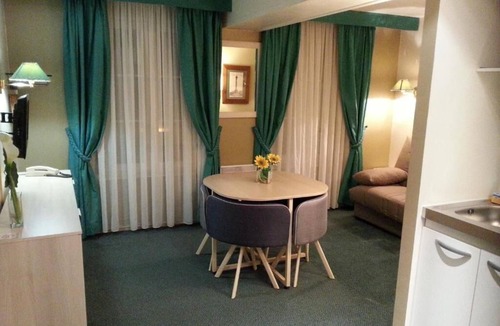 Pont-de-L'Arche Hotel | Hotel de la Tour