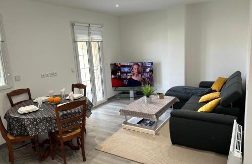Le Thillay Apartment | House with terrace près de l'Aéroport RoissyCDG - Tour Eiffel - Champs Elysée - Paris - Aéroville centre commercial - Parc Astérix - Disneyland Paris - Mer de sable - Châteaux de Chantilly et Ecouen - Parc des expositions Villepinte - Le Bourget