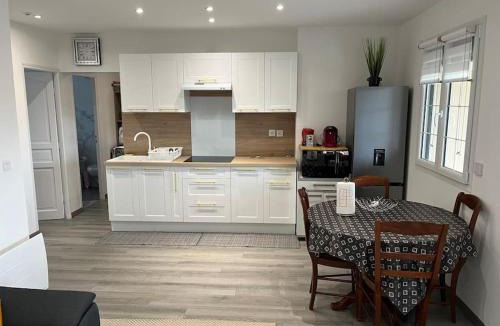 Le Thillay Apartment | House with terrace près de l'Aéroport RoissyCDG - Tour Eiffel - Champs Elysée - Paris - Aéroville centre commercial - Parc Astérix - Disneyland Paris - Mer de sable - Châteaux de Chantilly et Ecouen - Parc des expositions Villepinte - Le Bourget