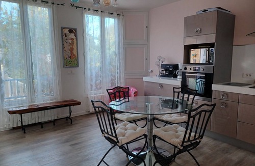 Bry-sur-Marne Cottage | Ideal LOCATION to visit Paris & Disney - very select setting with PARKING