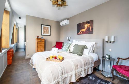Les Iles Apartment | Ile Saint Louis & Direct River Views - 2BR - CityApartmentStay