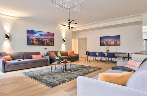 Champs-Elysees Apartment | IN AN ELEGANT SETTING AND FLOODED WITH LIGHT – CHAMPS ELYSEES -RUE JEAN MERMOZ