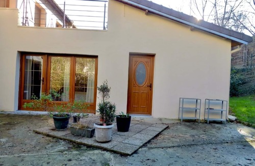 Saint-Germain-en-Laye Cottage | Iris Garden Cottage
