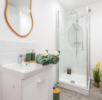 Clermont Apartment | L'écrin des Bois - Proche aéroport Beauvais, Chantilly, forêt de Hez-Froidmont, parking public gratuit, Wifi & Netflix
