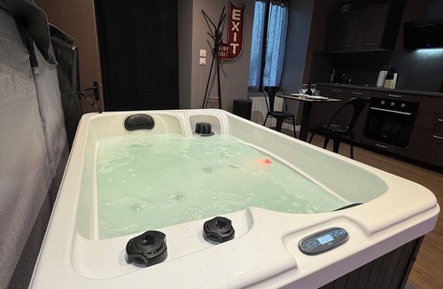 Estissac Apartment | L'escale en Othe with jacuzzi, immerse yourself in a unique getaway!