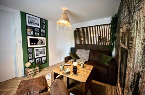 Villeneuve-sur-Yonne Apartment | L'Expédition - By BEST KEYS - Expérience Unique - Déco Immersive - Lit Queen Size & Canapé Convertible - Centre Ville - Smart TV - Machine à Café Nespresso - Netflix & WiFi ILLIMITÉ - Check-in Autonome - Parking Gratuit