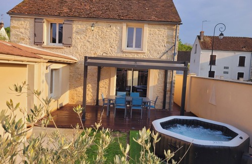 Chenoise House | L'inattendu, pretty briarde with jacuzzi, 3-star gîte
