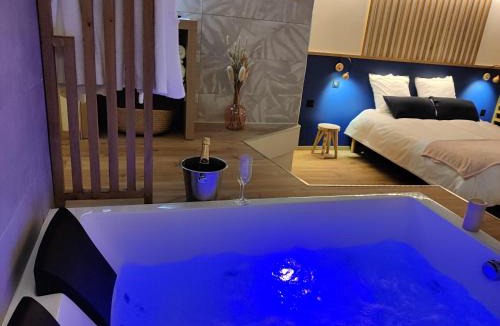 Sacy-le-Grand Apartment | LA BULLE ROMANTIQUE, Suite avec jacuzzi privatif