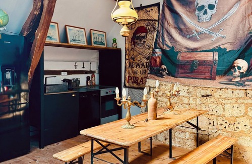 Montreuil-sur-Therain House | La cachette des pirates/unusual accommodation/movies and popcorn!