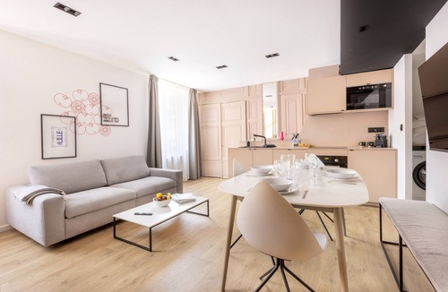 Old Lille Apartment | La Citadelle, backyard duplex apartment