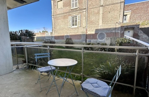 Moyenneville Apartment | La Maison Bleue, a little cocoon in the heart of Le Crotoy