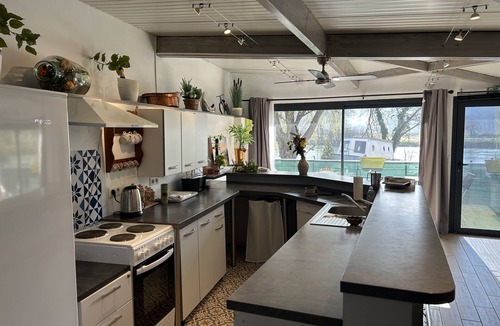 Damery House | La Paillote -Cottage river view 4P 12 min Epernay