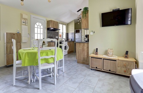 Acy House | La Petite Maison Du Montjard