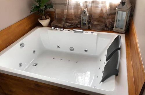 Fours-en-Vexin Bed & Breakfast | La suite des charmelines