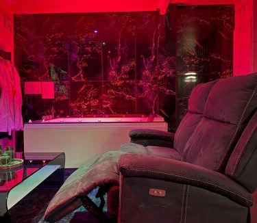 Cergy House | La Suite Prestige - Jacuzzi et cinema - Cergy-Village