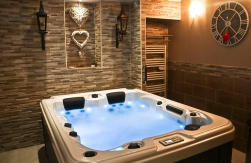 Sin-le-Noble Apartment | La Suite Spa Dolce Vita