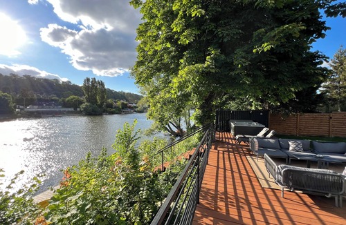 Grand Paris Seine et Oise Villa | La Vie Sage - Luxurious Villa with Jacuzzi and Sauna, LA VIE SAGE Maison de Luxe au bord de Seine av