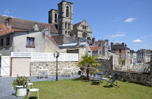 Laon Apartment | Laon Duplex "Les Capucines" with garden and private spa