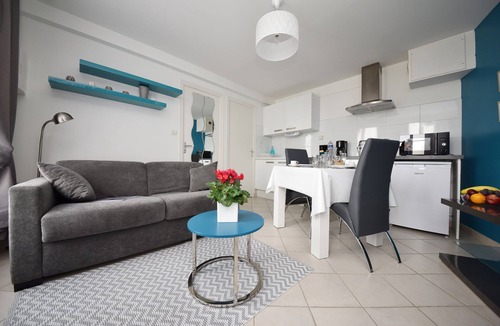 Laon Apartment | Laon Studio "Les Bleuets" on one level with garden and private spa
