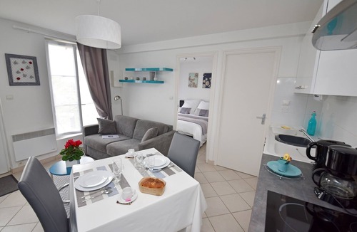 Laon Apartment | Laon Studio "Les Bleuets" on one level with garden and private spa