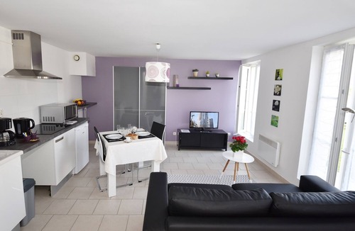 Laon Apartment | Laon studio "Les Lilas" on one level with garden and private spa