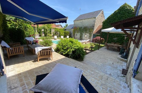 Echilleuses House | Large, cosy house -charm, comfort and swimming pool- 95 kms from Paris