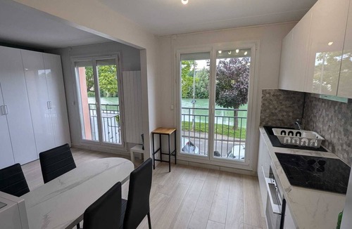 Brasles Apartment | Large, cosy studio, magnificent view over the Marne, fully equipped. Castle center