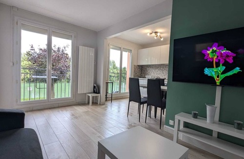 Brasles Apartment | Large, cosy studio, magnificent view over the Marne, fully equipped. Castle center