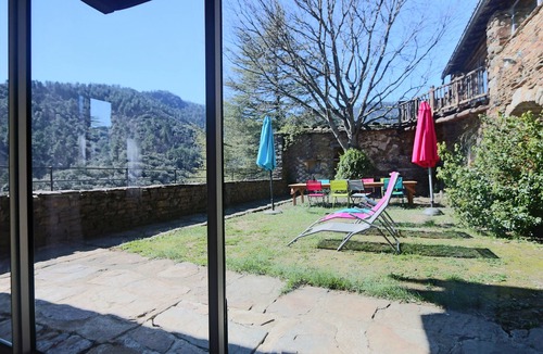 Beaumont House | Large gîte with character, nature, close to river swimming
