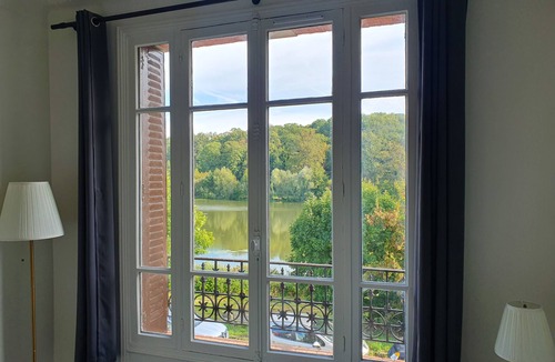 Velizy-Villacoublay House | Large house on the edge of a pond 20 minutes from Paris
