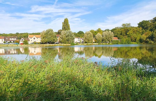 Velizy-Villacoublay House | Large house on the edge of a pond 20 minutes from Paris