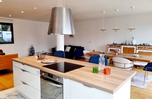 Chanteloup-les-Vignes Villa | Large House With Terrace & garden near Paris