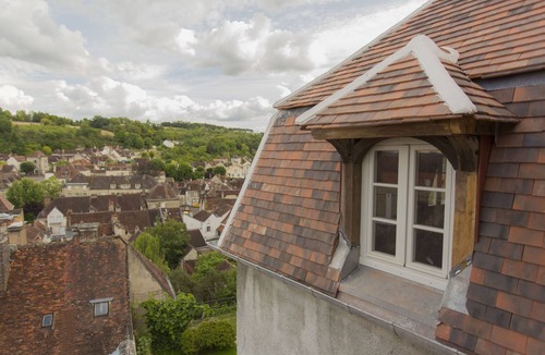 Tonnerre House | Large house with garden for friends or family.