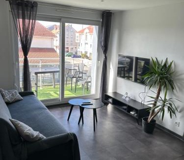 Sainte-Cecile-Plage Apartment | Le Channel