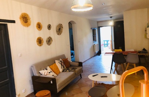 Sedan Apartment | LE COSY WIFI FREE PARKING The whole street