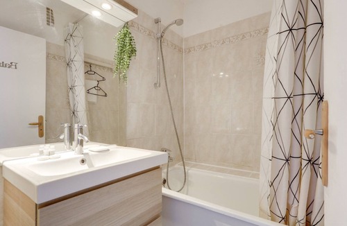 Seine-et-Marne Apartment | Le Familial - Large 7-person apartment in Evry