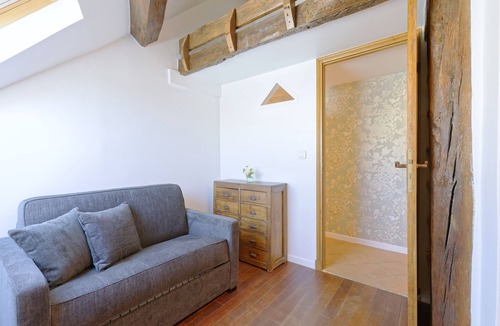 Notre-Dame Apartment | Le Hoche Les Demoiselles in Versailles 1 minute from the Château de Versailles