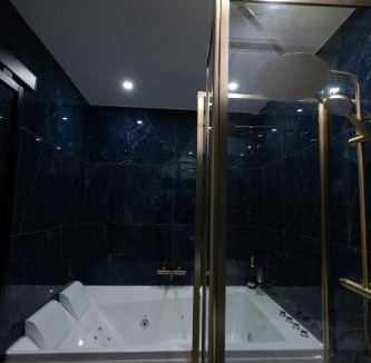 Beauvais Apartment | Le Passion Room - Love Room - Jacuzzi