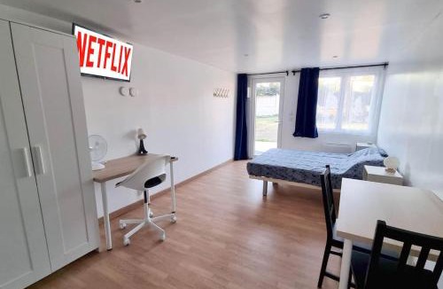 Avesnes-sur-Helpe Apartment | Le petit Château Avesnois - Studio en rez de jardin avec terrasse privée