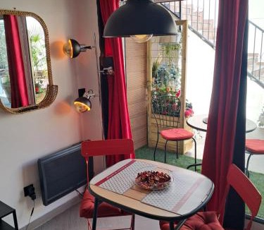 Pantin Apartment | Le Petit Parisien- Bienvenue - Netflix - Terrasse - Parking - Porte de Paris - Climatisation - Guide visite à Paris OFFERT